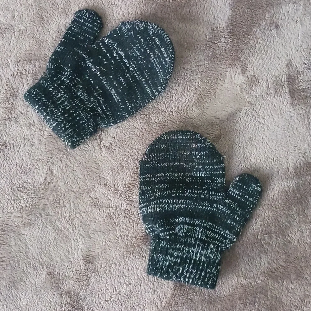 Nike Black and White Knit Mittens